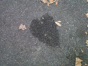 cuore sull'asfalto bagnato