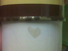cuore nella macchia su un barattolo
