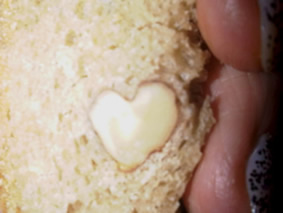nocciola a forma di cuore nel pane